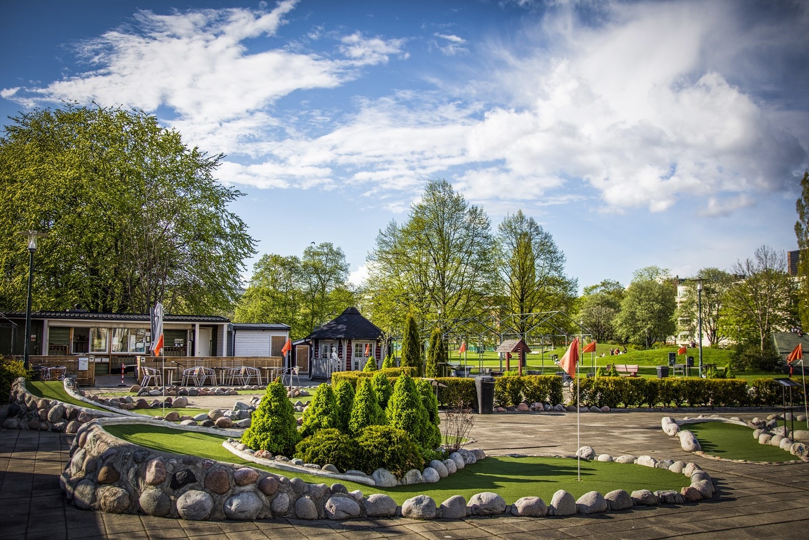 Rett nedenfor leiligheten finner du Oslo beste utendørs minigolf! Galleribilde