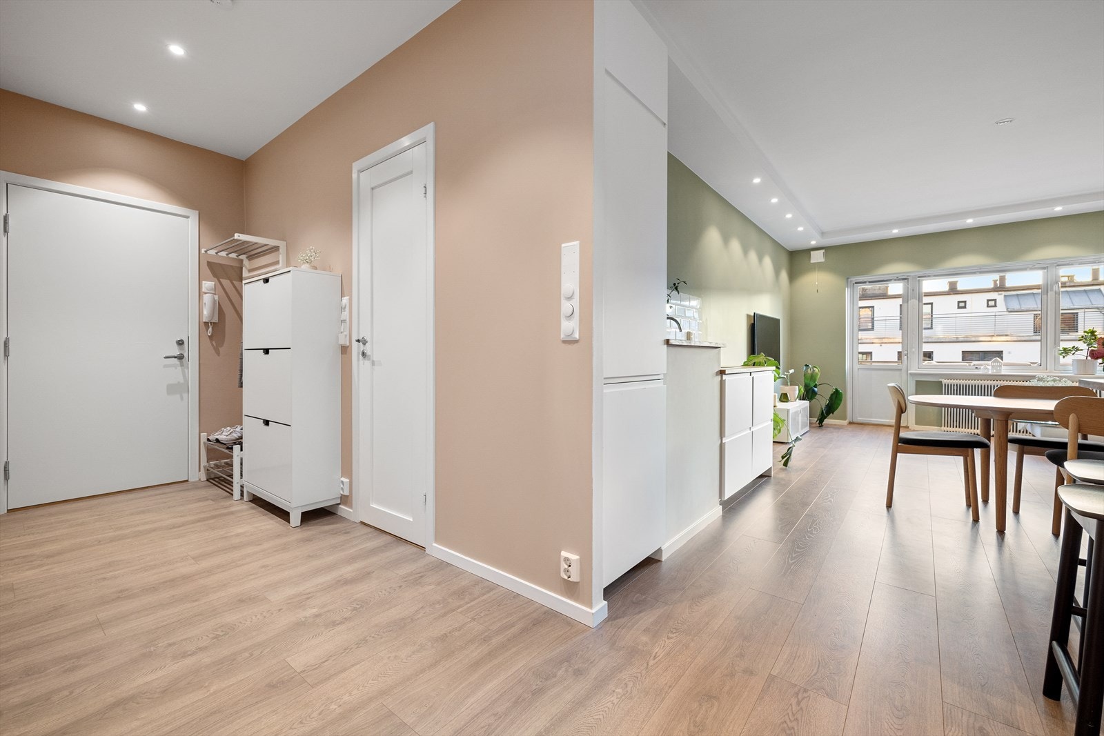 Innbydende entré i leiligheten med plass til anheng av klær og sko. Galleribilde