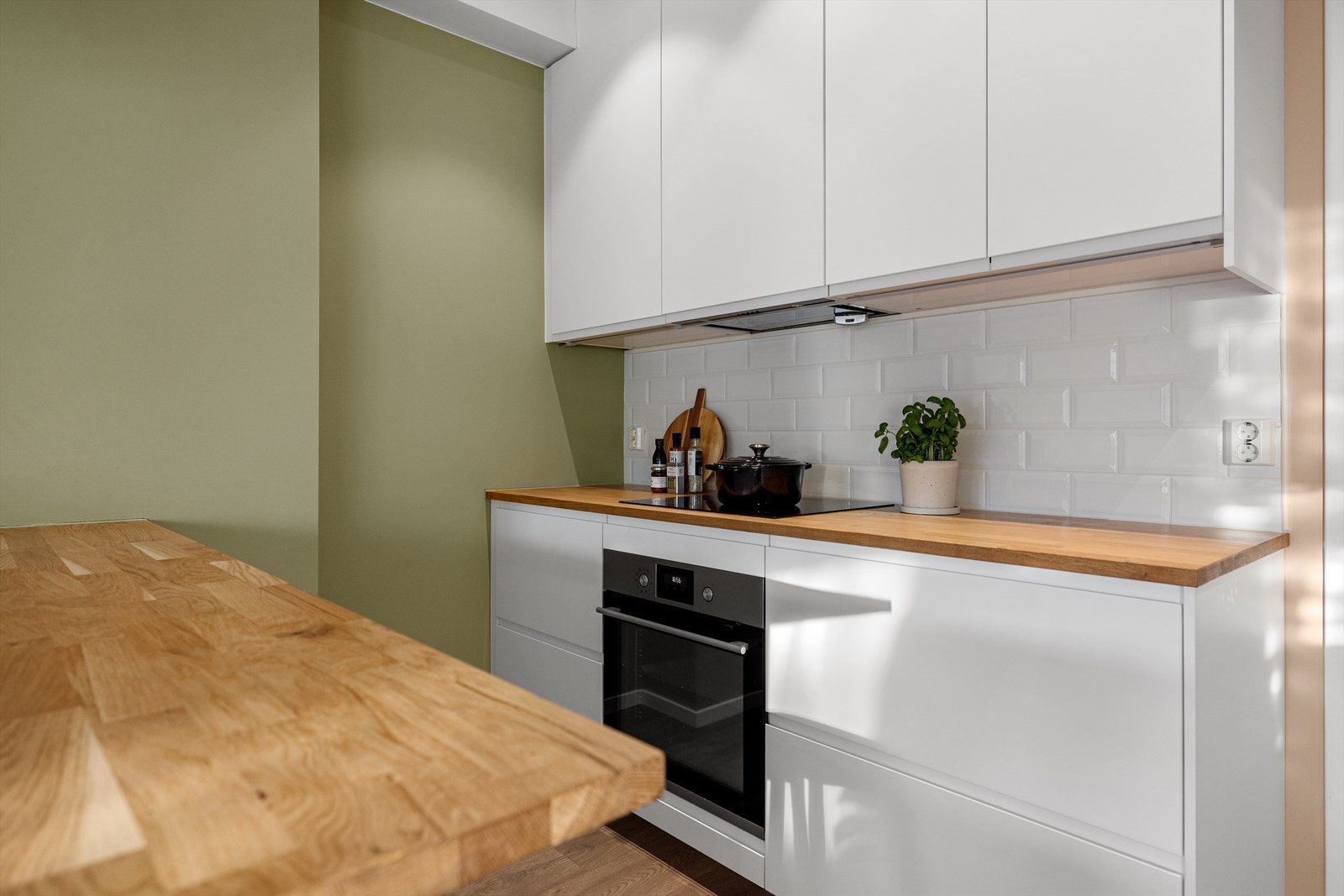 Kjøkkenøyen gir godt med arbeidsplass for den matglade hobbykokken! Galleribilde