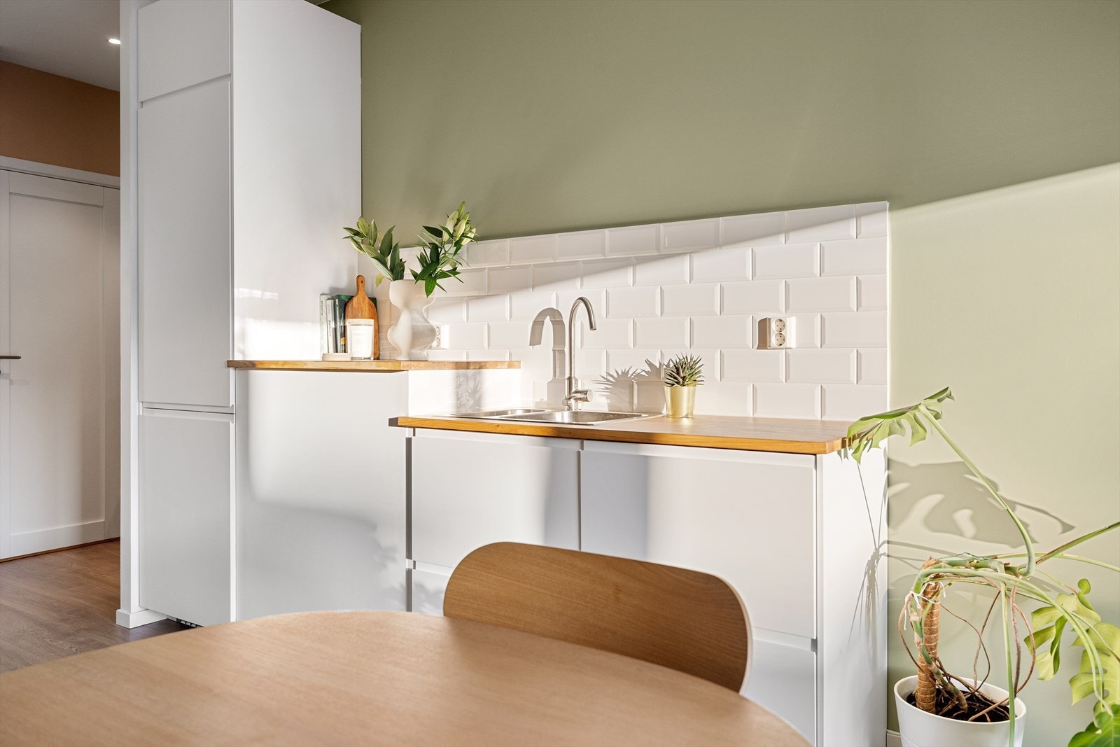 Kjøkkenet har integrerte hvitevarer som induksjonstopp, stekeovn m/pyrolyse, oppvaskmaskin og kjøl/frys. Galleribilde