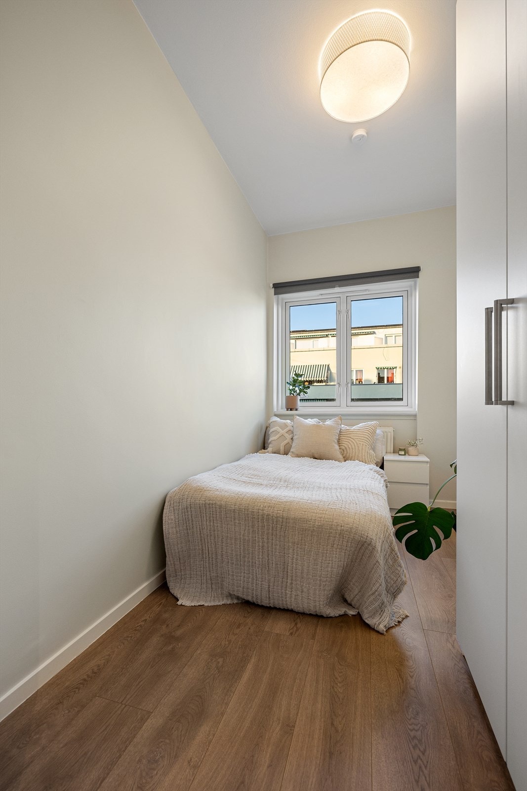 Soverom III benyttes idag som gjesterom. Lagring i medfølgende garderobeskap. Galleribilde