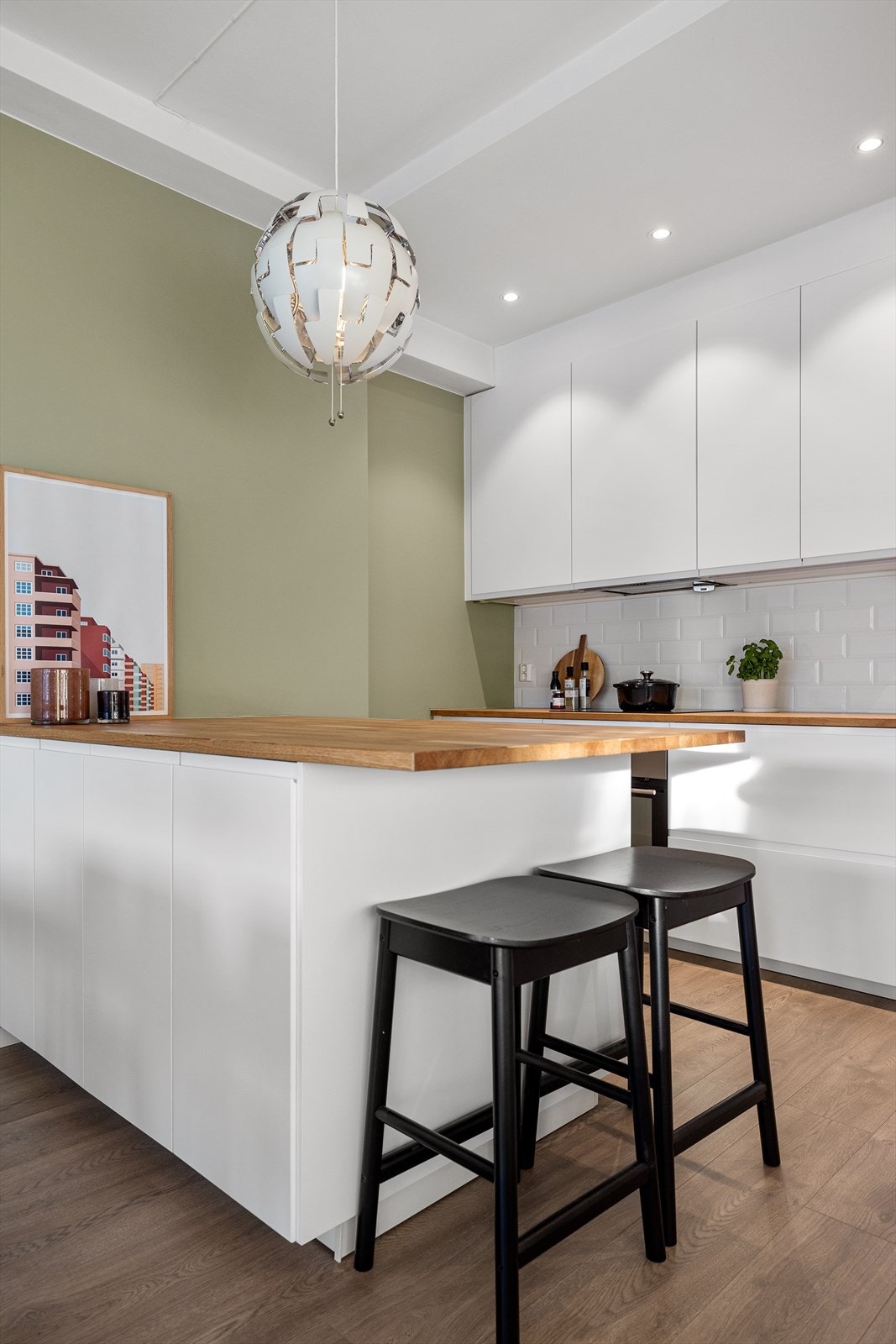 Kjøkkenøyen gir godt med arbeidsplass for den matglade hobbykokken! Galleribilde