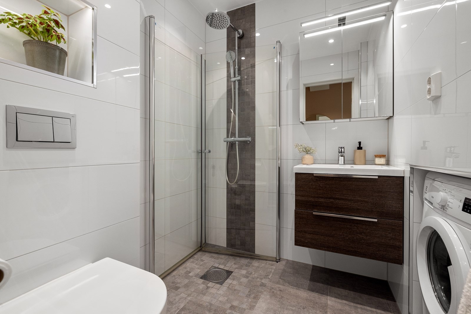 Delikat flislagt baderom med elektrisk gulvvarme. Galleribilde