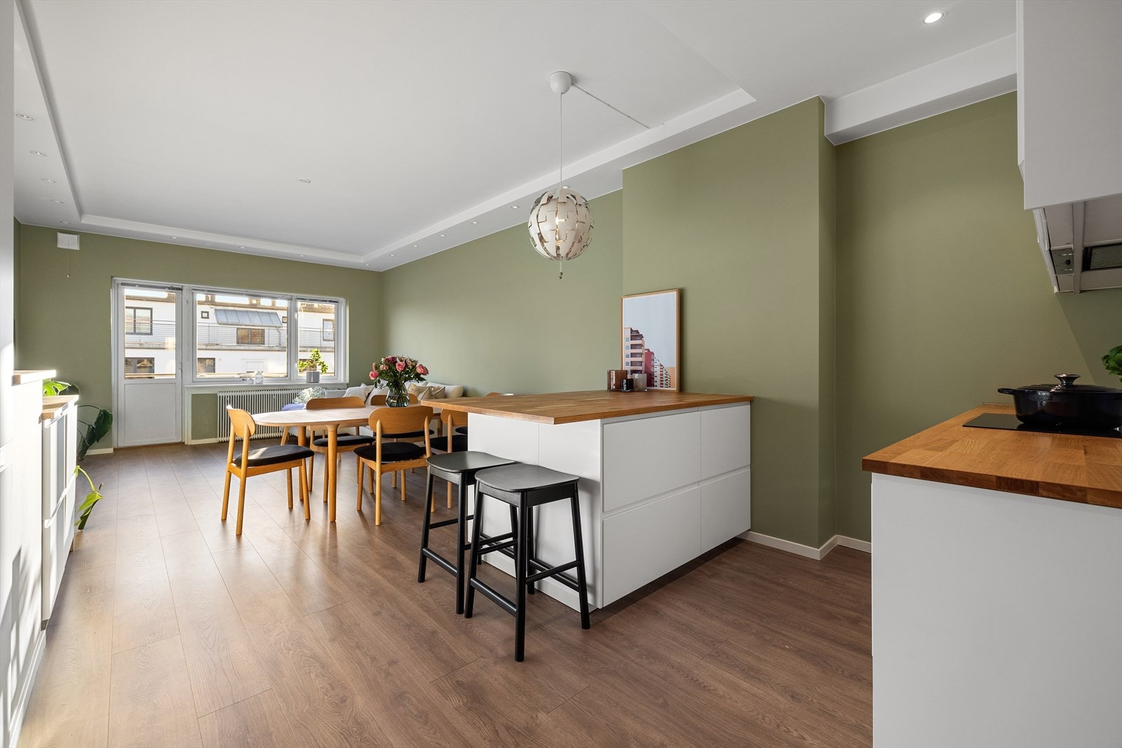 Leiligheten har en stor og sosial planløsning med tidsriktige farge- og materialvalg Galleribilde