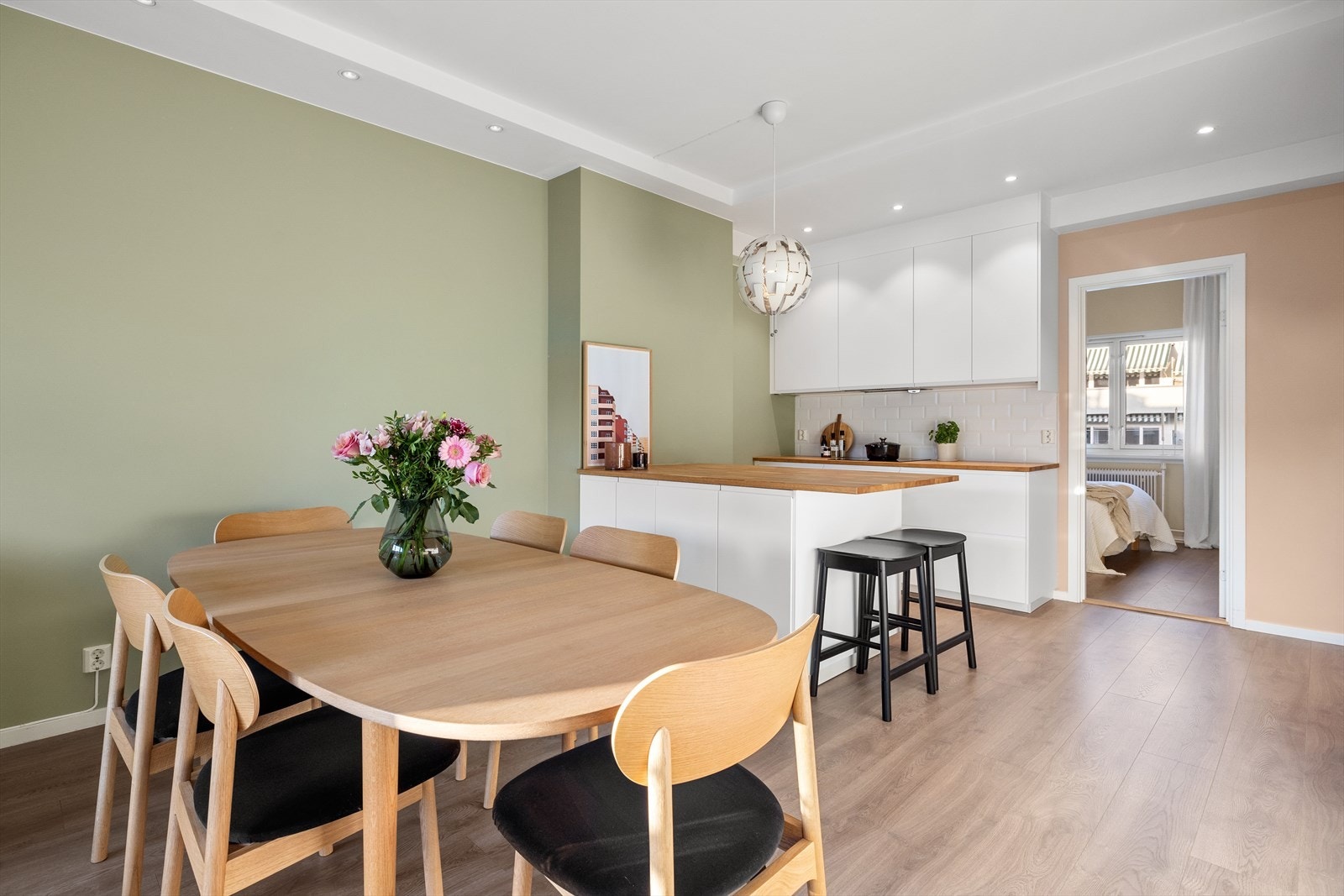 Det er god plass til stor spisegruppe i tilknytning til kjøkkenet. Her er det enkelt å være sosial når man har gjester! Galleribilde