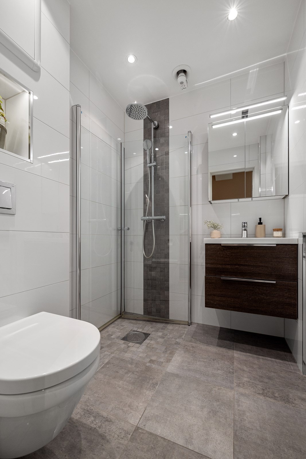 Baderommet ble i sin helhet oppusset i 2017 og er ellers utstyrt med vegghengt toalett, dusjhjørne, lagringsplass og mekanisk vifte. Galleribilde