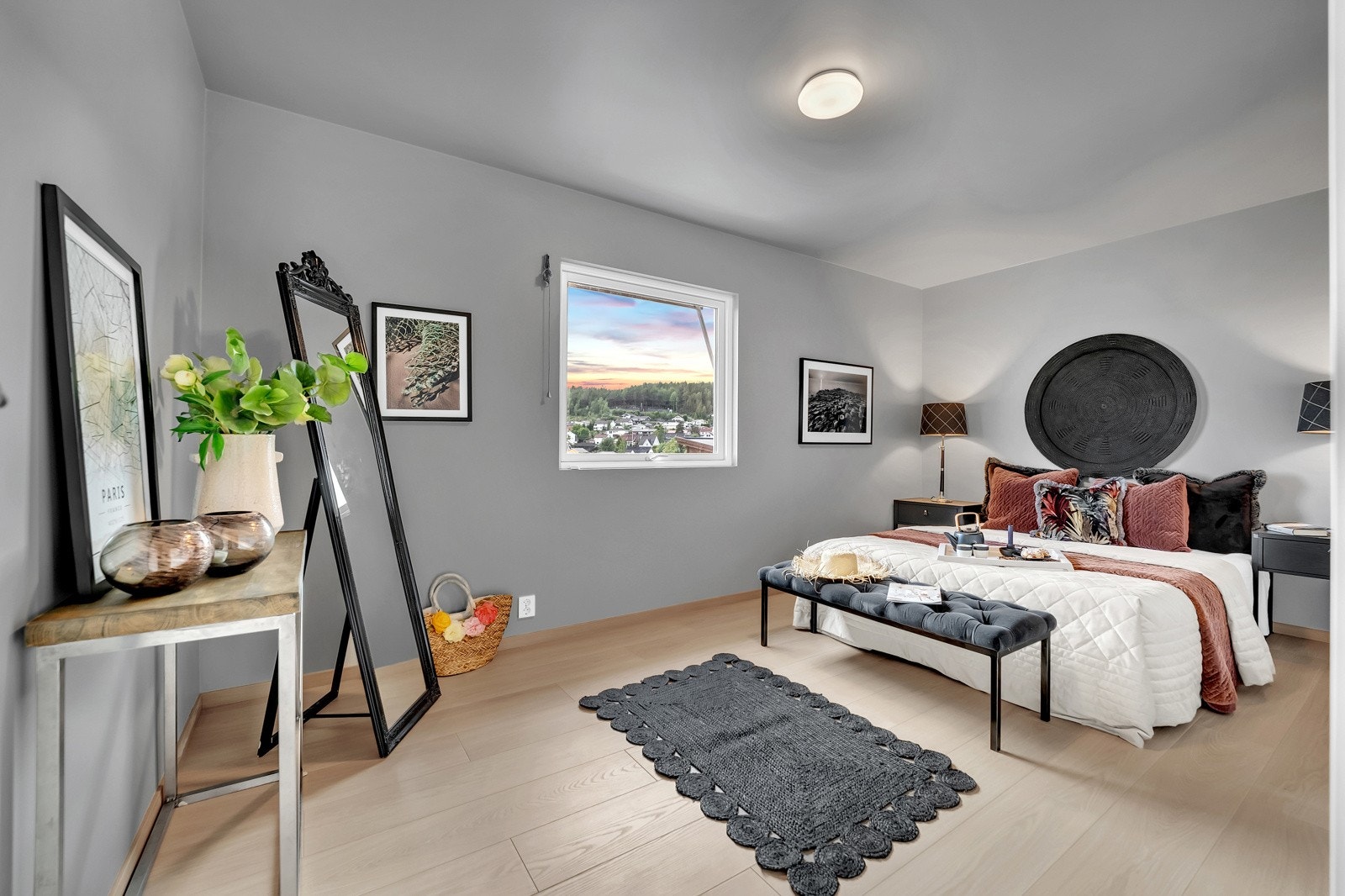 Første etasje har to soverom. Galleribilde