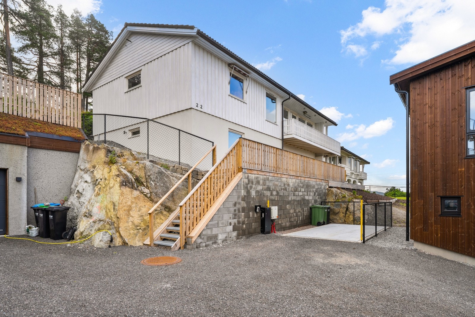 Gårdsplass med bilheis til høyre i bilde Galleribilde