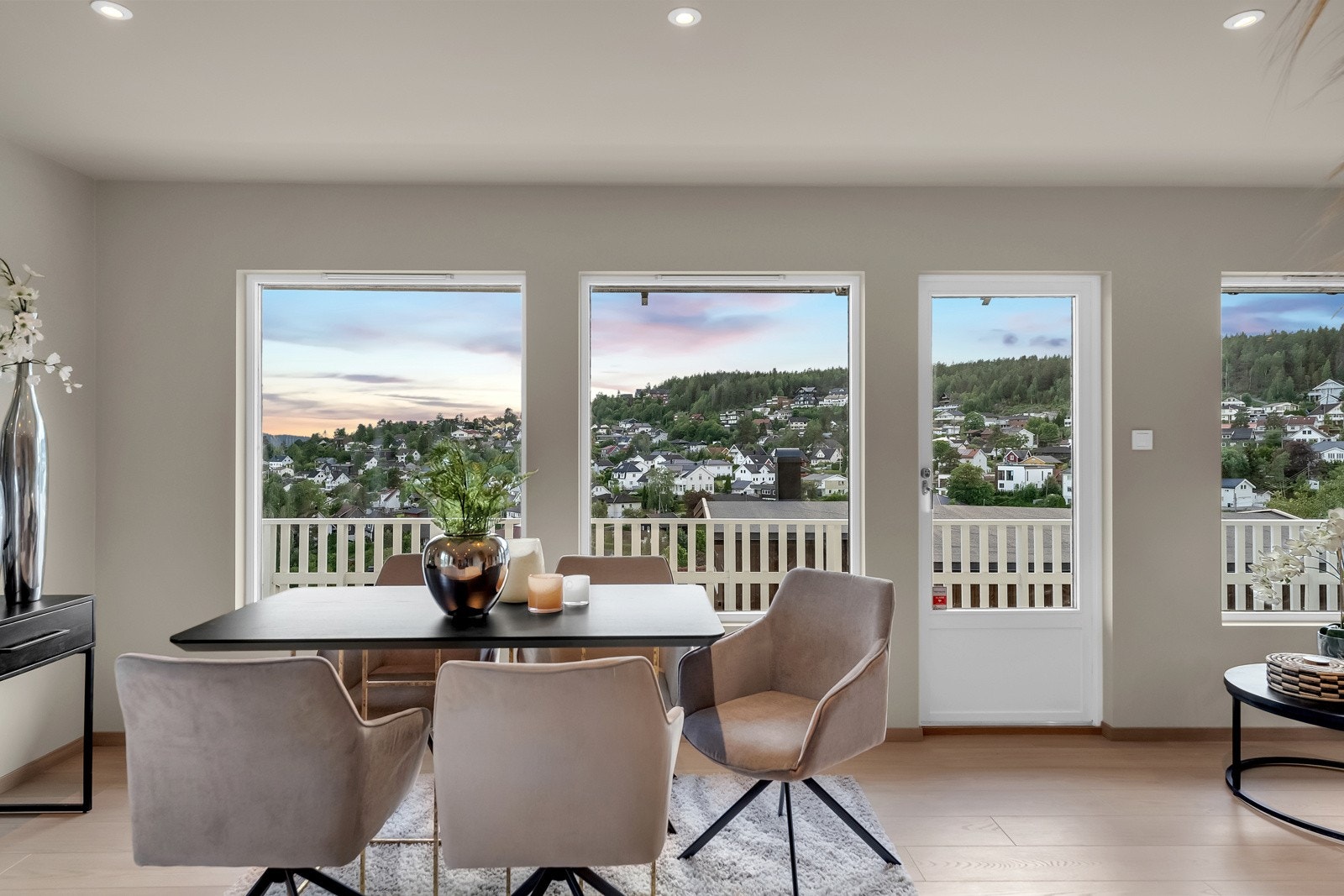 Store vinduer slipper den flotte utsikten inn i hjemmet. Galleribilde