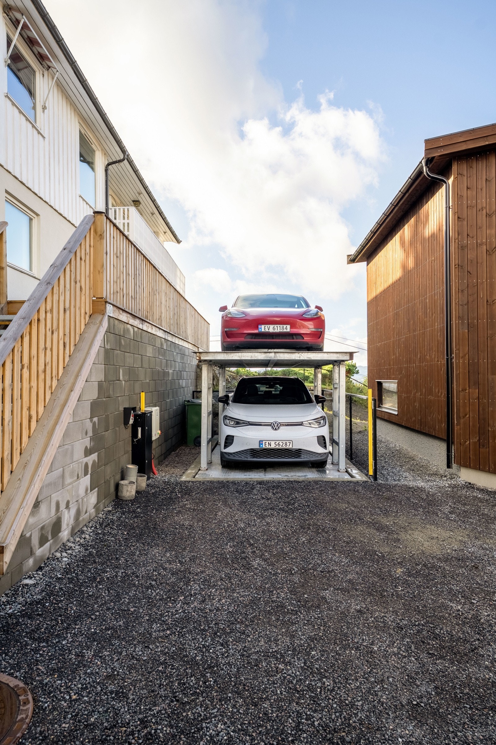 Det er bygget bilheis på eiendommen med plass til to biler. Galleribilde