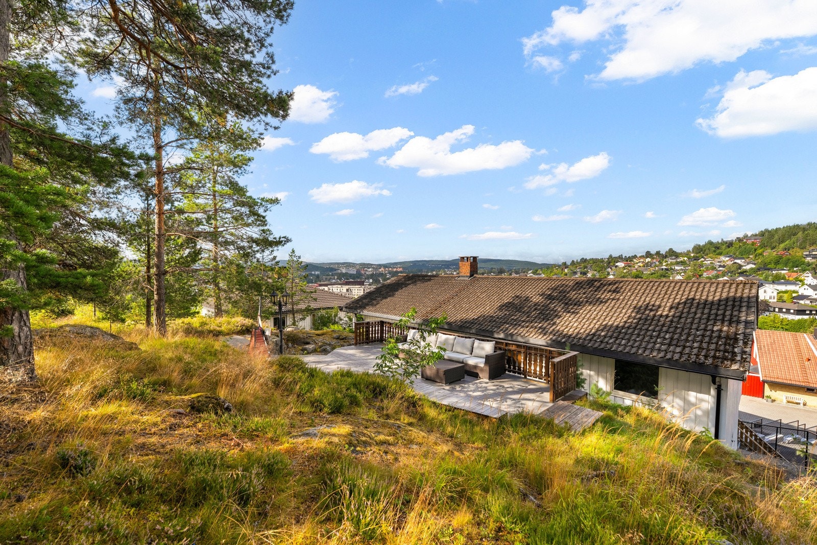 Solrik markterrasse med herlig utsikt fra morgen til kveld. Galleribilde