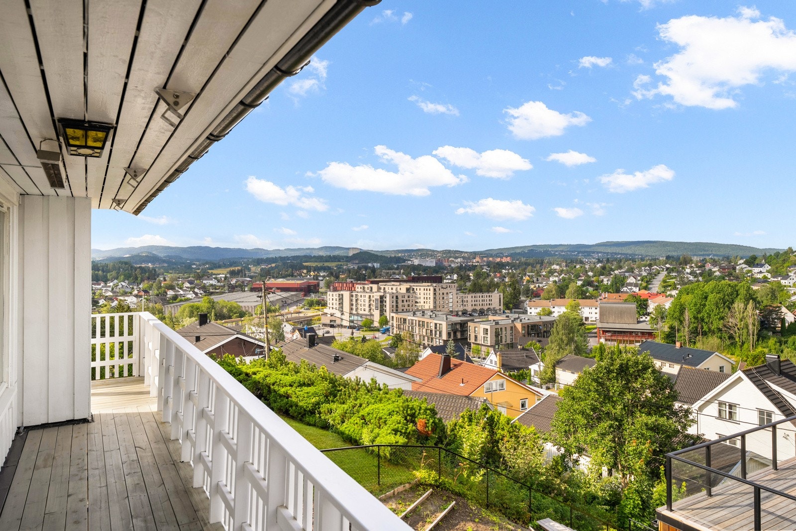 Solrik balkong med panoramautsikt. Velkommen til Hamarkollen 22! Galleribilde