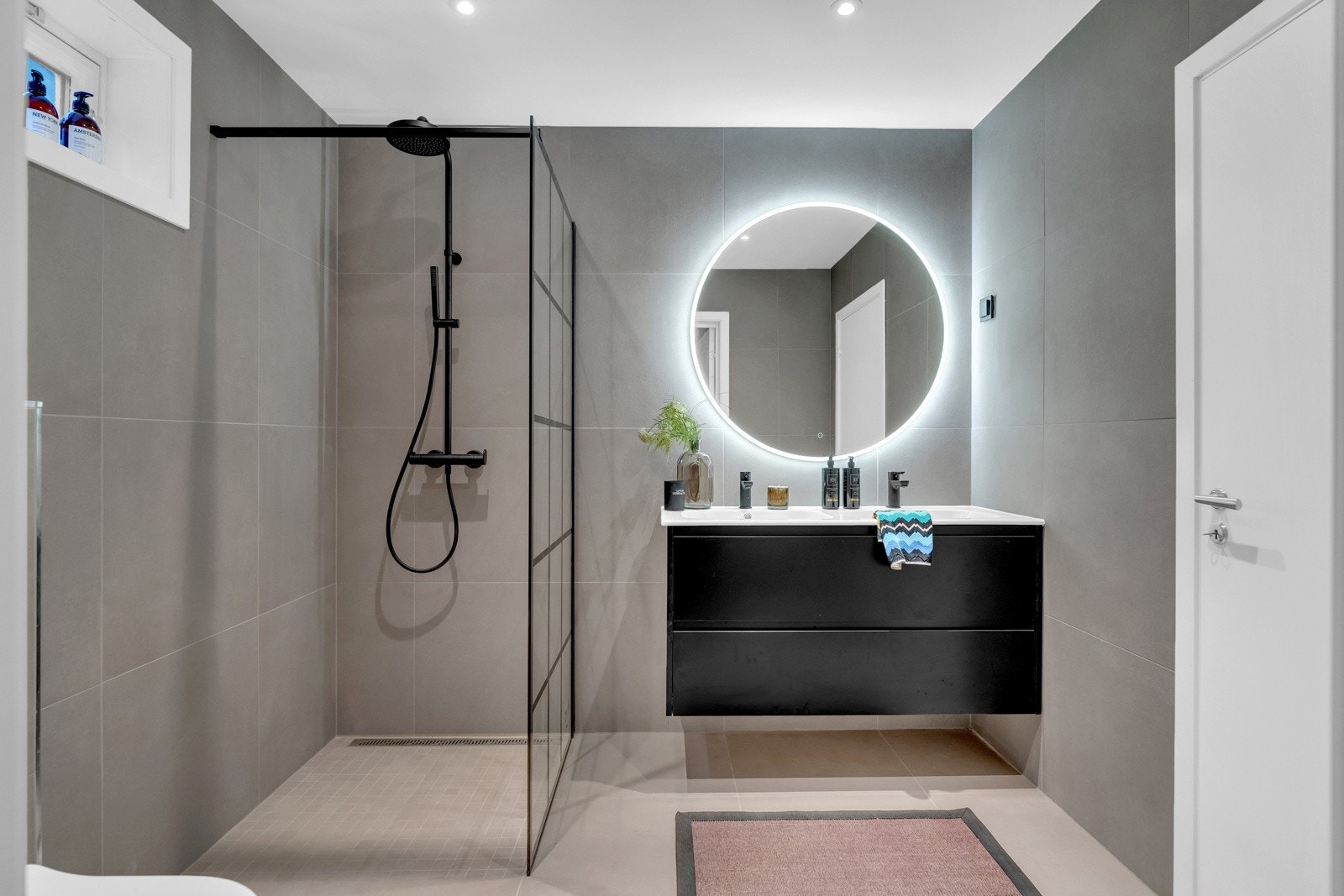 Badet i underetasjen ble pusset opp i 2024/23. Galleribilde