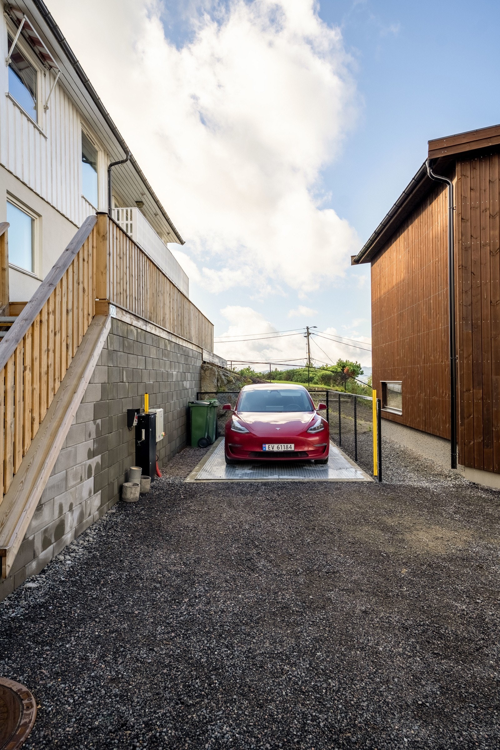Løftekapasitet 5000kg (2500 per plattform). Dybde sjakt/løftehøyde: 215 cm. Høyde på bil i sjakt 190 cm. Bredde 275 cm Galleribilde