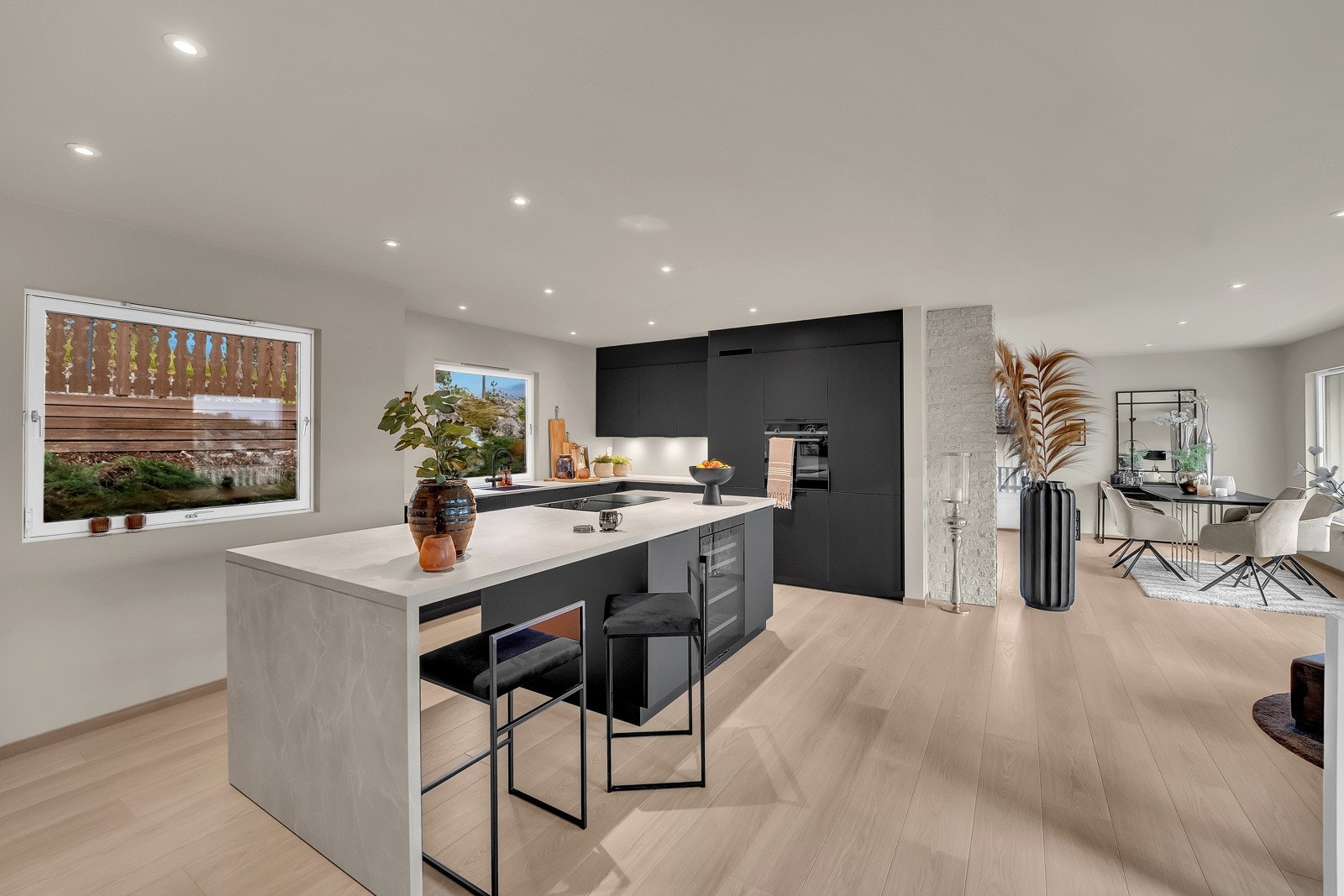 Stekeovn, platetopp, kjøl/frys, mikrobølgeovn, vinskap og oppvaskmaskin er integrert i innredningen. Galleribilde