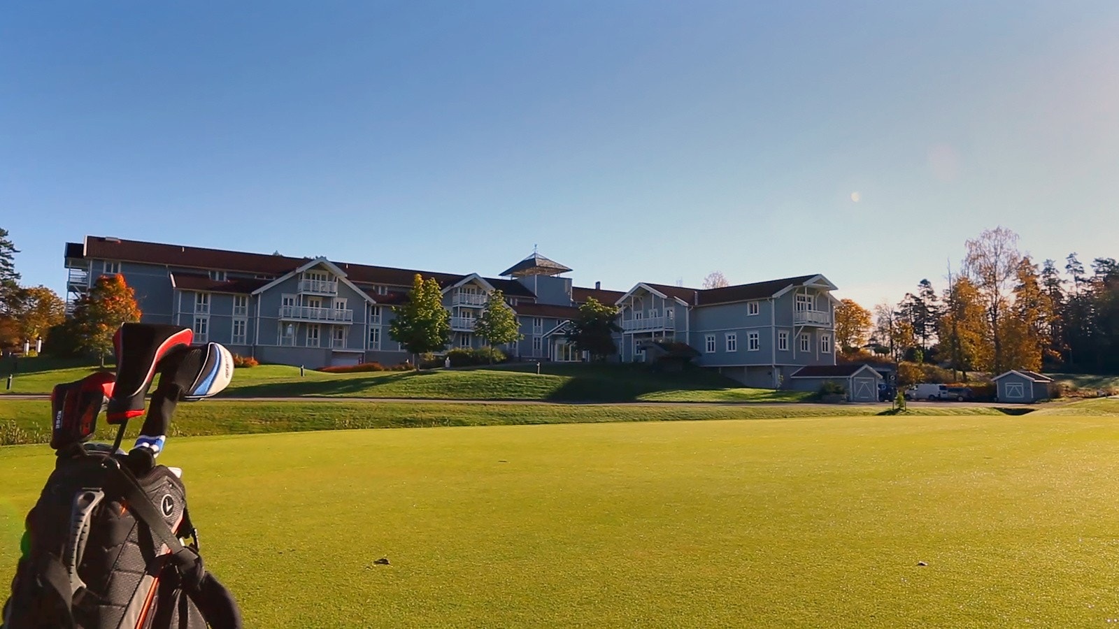 Losby Gods -Strategisk plassert på et av Norges beste golfanlegg ligger et hotell- og konferansesenter som inneholder 70 værelser, restaurant, selskapslokaler, bar, klubblokaler, innendørs golfsenter og en rekke møterom. Galleribilde