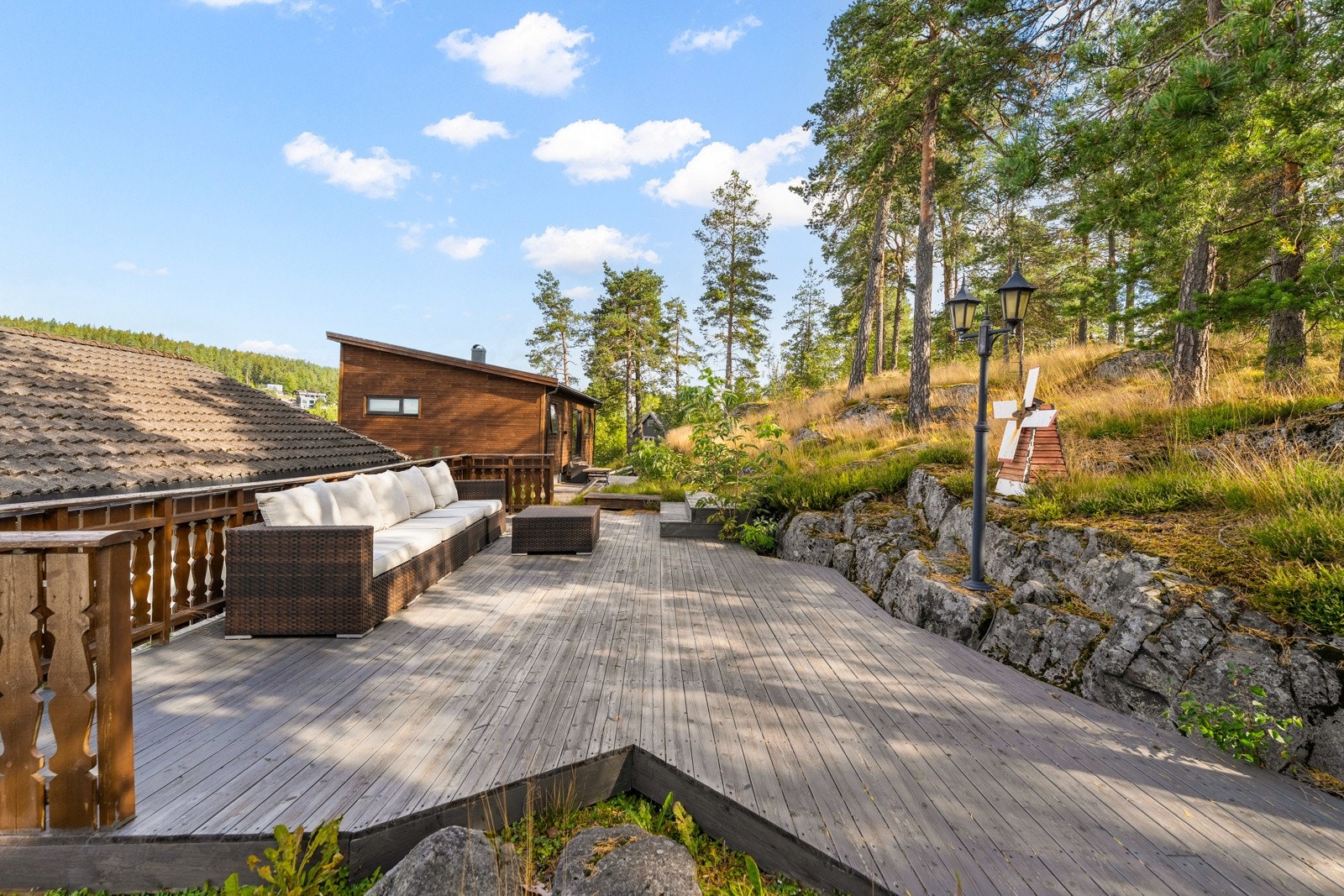 Boligen har fine uteområder, blant annet en markterrasse på oversiden av boligen på ca. 34 kvm. Galleribilde