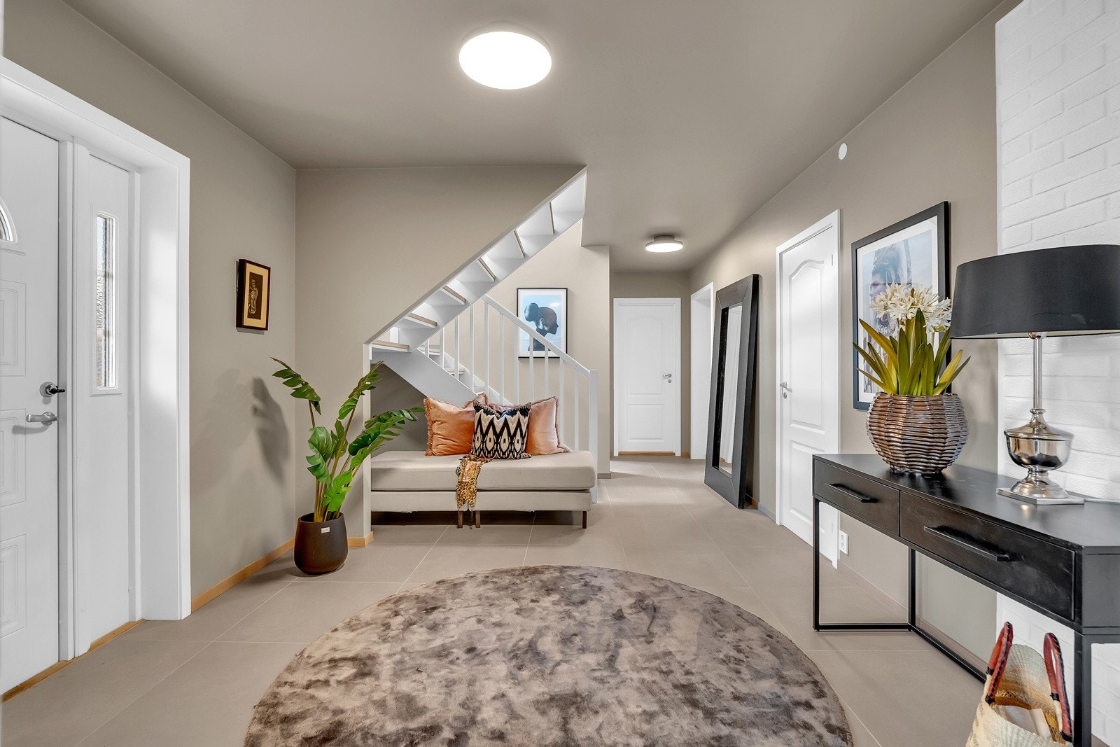 Boligen har en stor og luftig entré. Galleribilde