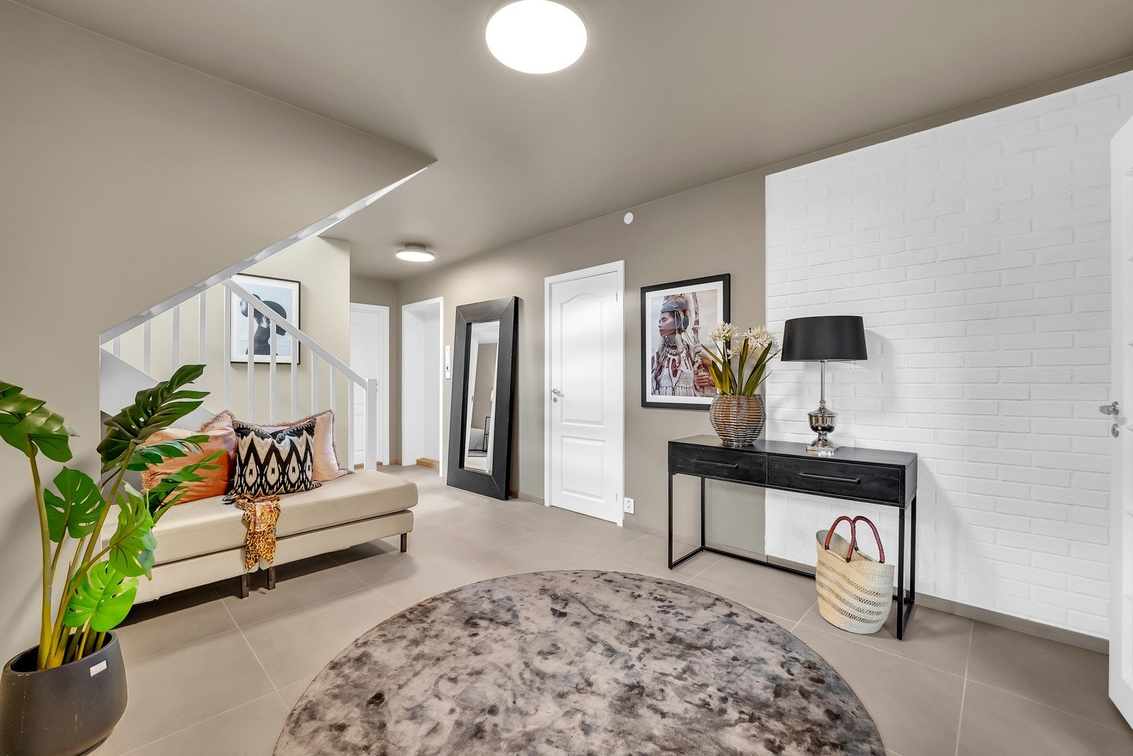 For garderobeløsninger og oppbevaring av yttertøyet har underetasjen en stor bod på ca. 15 kvm. Galleribilde