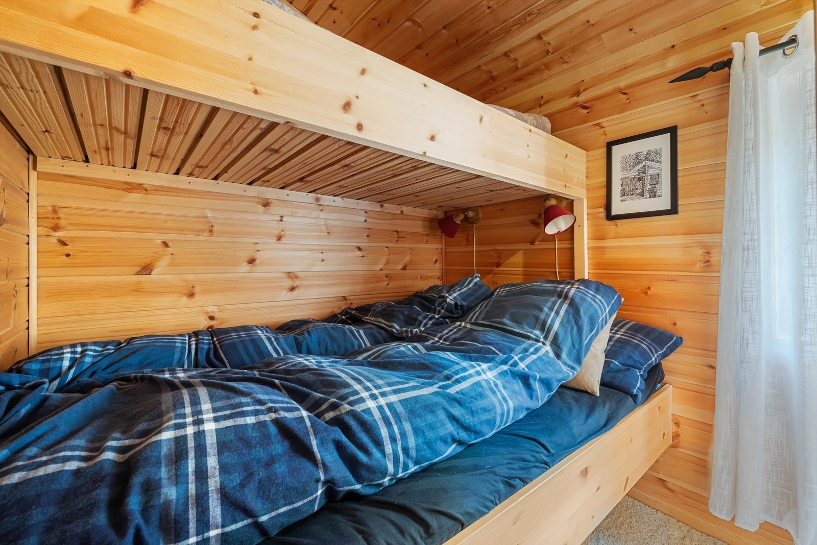 De to soverommene er på 4,5 m² hver og er effektivt innredet med totalt seks sengeplasser Galleribilde