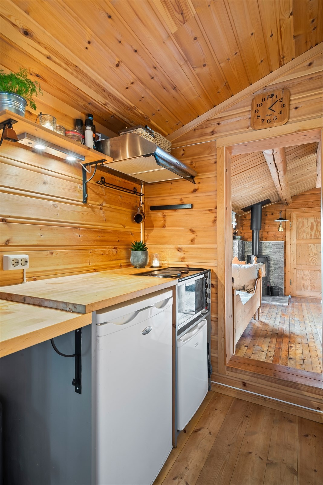 Kjøkkenet er funksjonelt innredet og utstyrt med stekeovn, platetopp og kjøleskap. Galleribilde