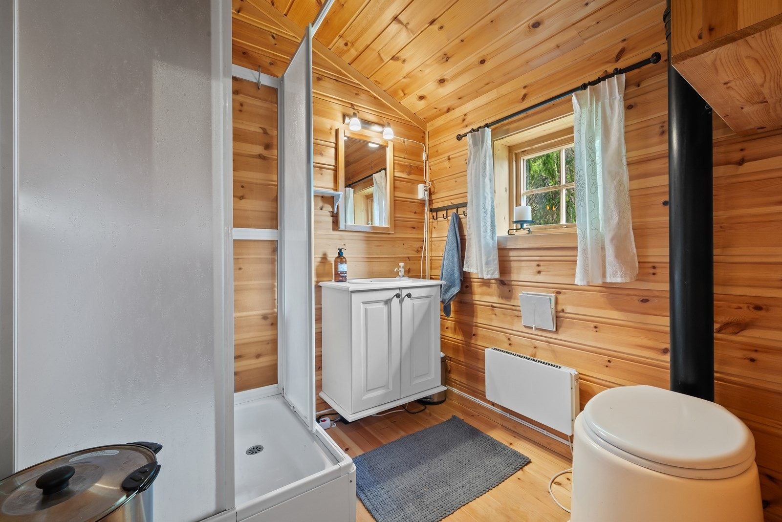 Baderommet er utstyrt med servantskap, naturlig avtrekk, WC og dusjkabinett. Fritidsboligen er tilknyttet et enkelt vannforsyningsanlegg bestående av bærbare vannbeholdere. Galleribilde