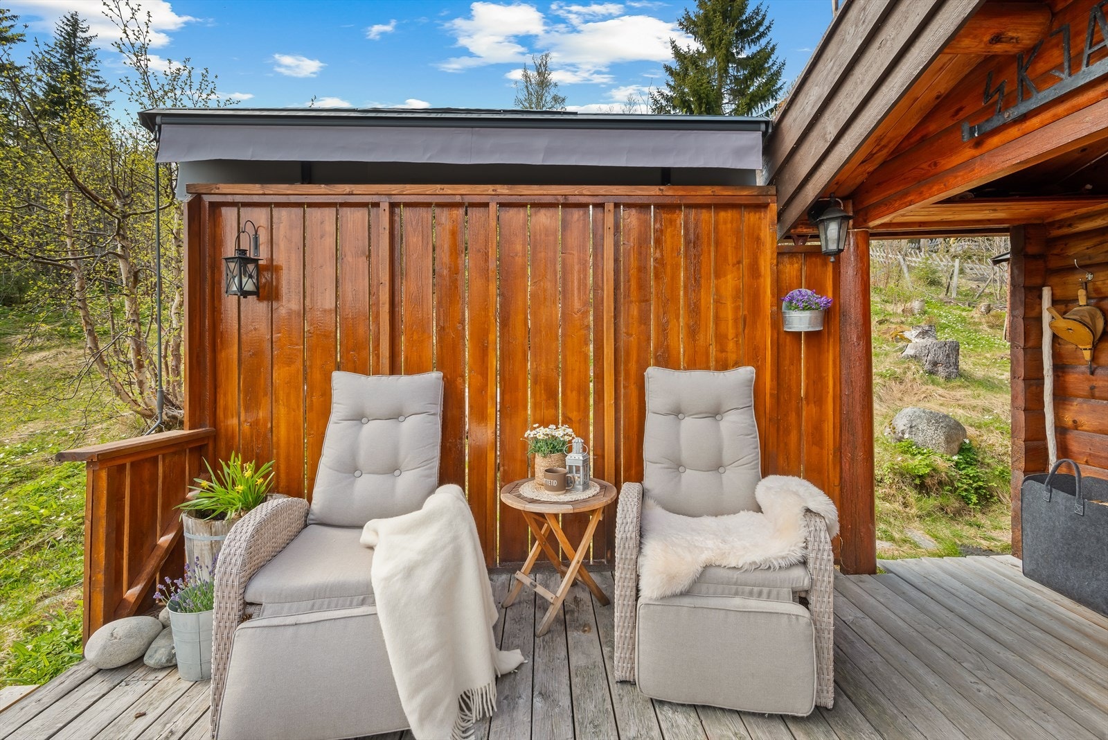 Selger har særlig satt pris på leveggen, som gir god skjerming mot både vær og innsyn. Selger opplyser også godt naboskap blant hytteeierne. Galleribilde