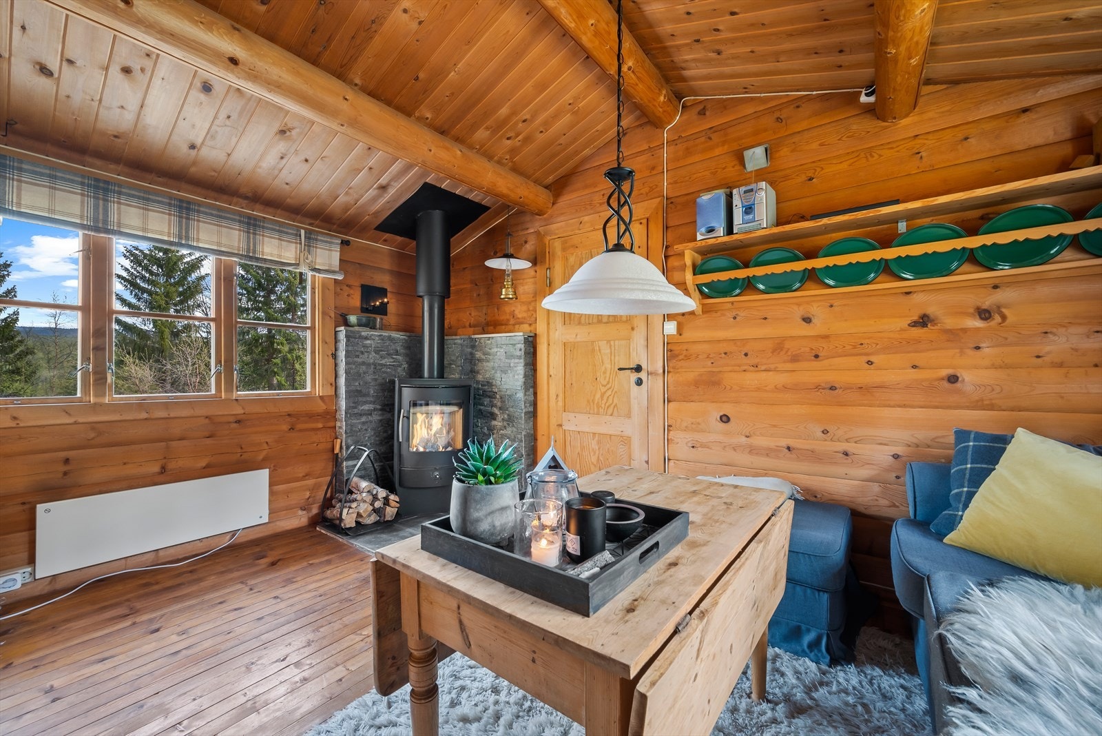 Stuen oppleves lys og luftig, takket være flere store vindusflater som slipper inn rikelig med naturlig dagslys. Galleribilde