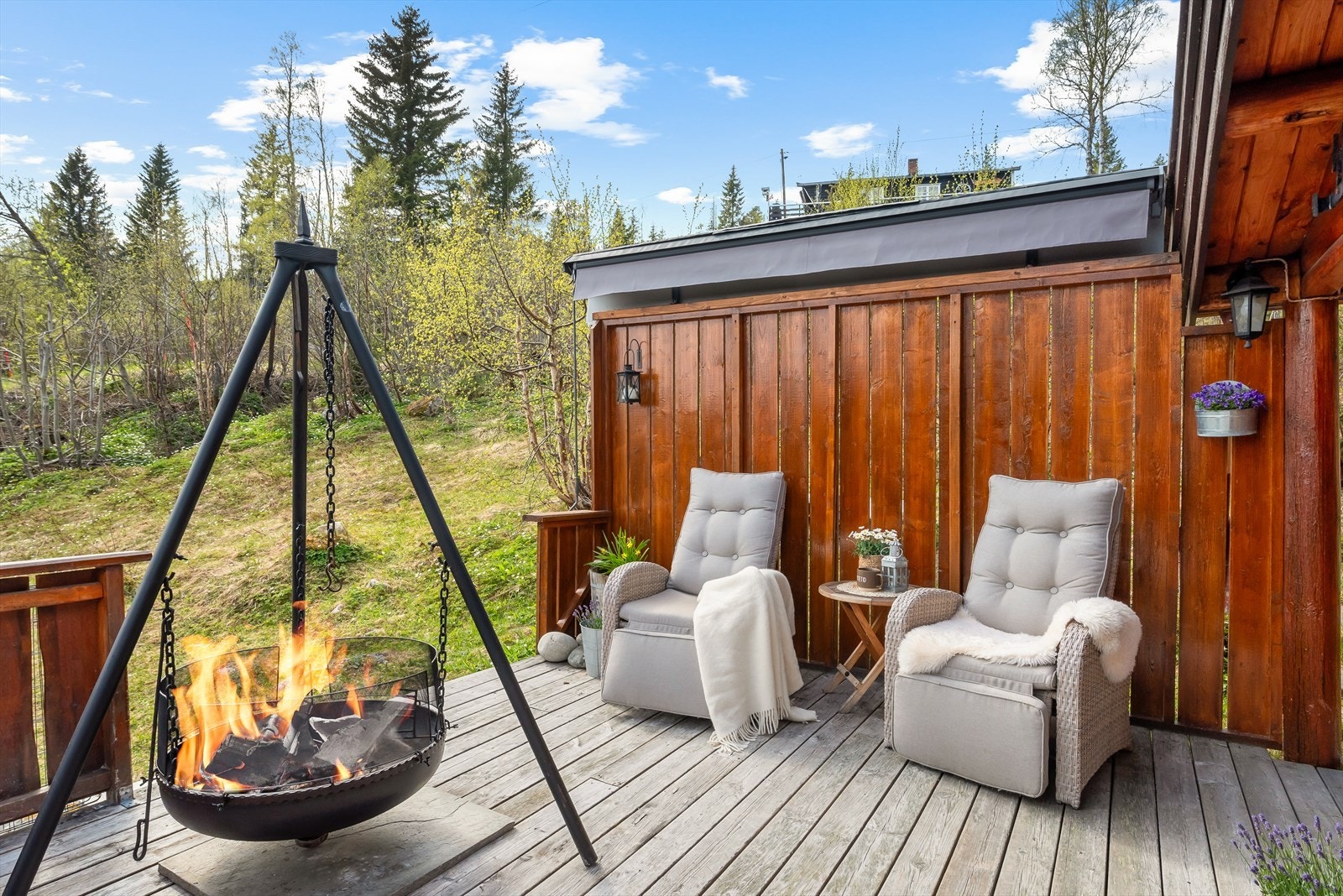 Fritidsboligen har en solrik og usjenert terrasse på 29 m² gir gode muligheter for uteliv gjennom store deler av året. Galleribilde