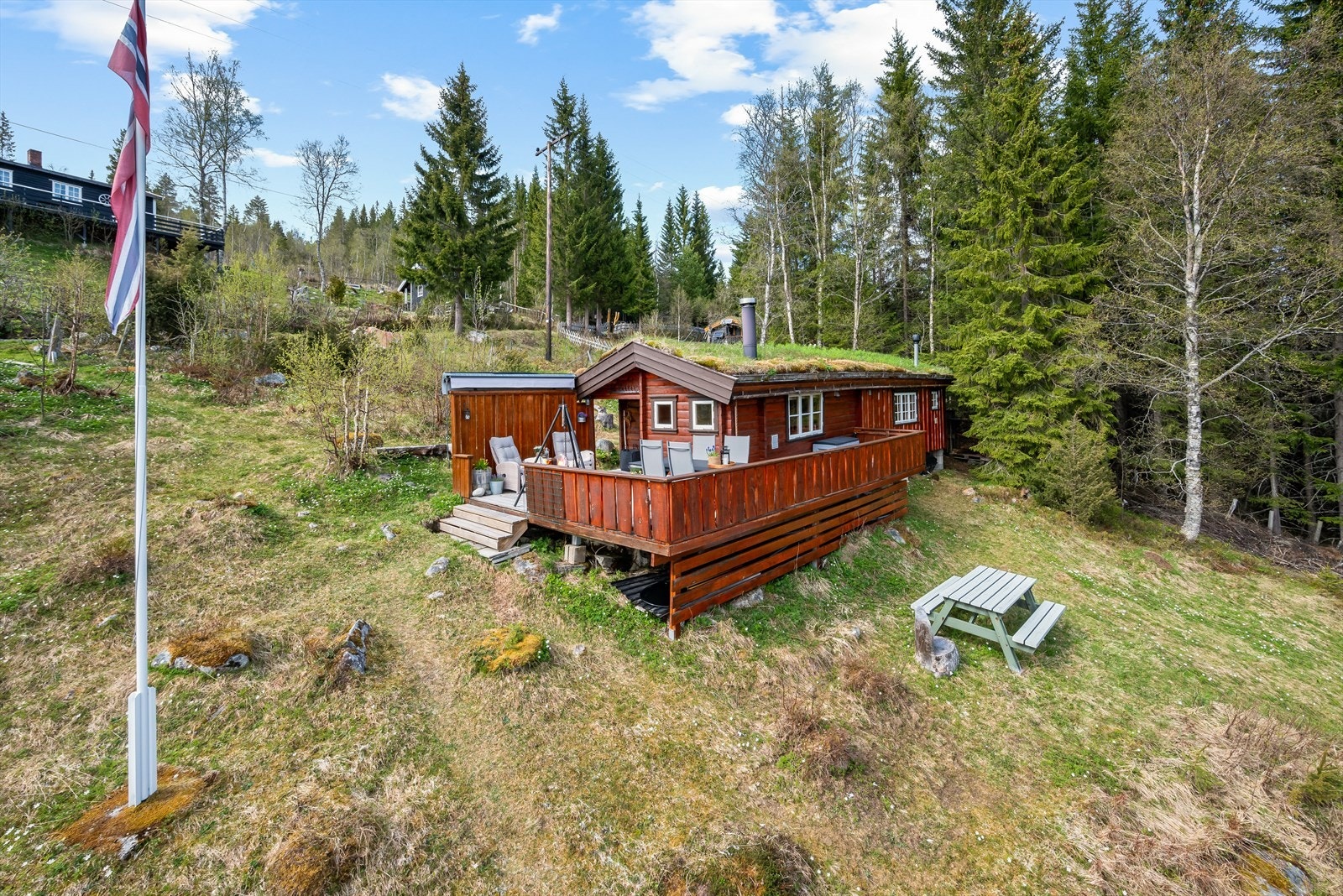 Fritidsboligen har en rekke kvaliteter som blant annet god planløsning med romslig stue og spisestue, god takhøyde og to soverom. Galleribilde