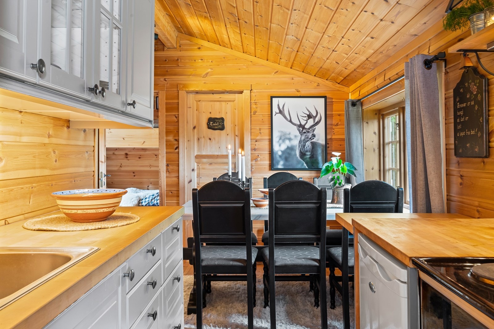 Kjøkkenet har et lyst og tidløst design, med flotte utskjærte fronter som gir rommet en varm og klassisk hyttestil. Galleribilde