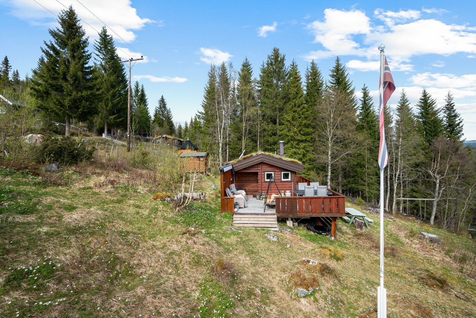 På eiendommen står et frittstående uthus på 4 m², praktisk for oppbevaring av ved, redskap eller fritidsutstyr. Galleribilde