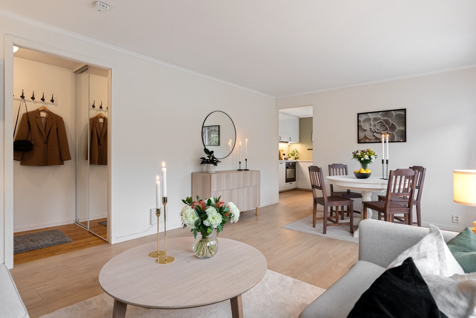 Fra gangen ønskes man velkommen inn i en romslig og lys stue på ca. 19 m². Galleribilde