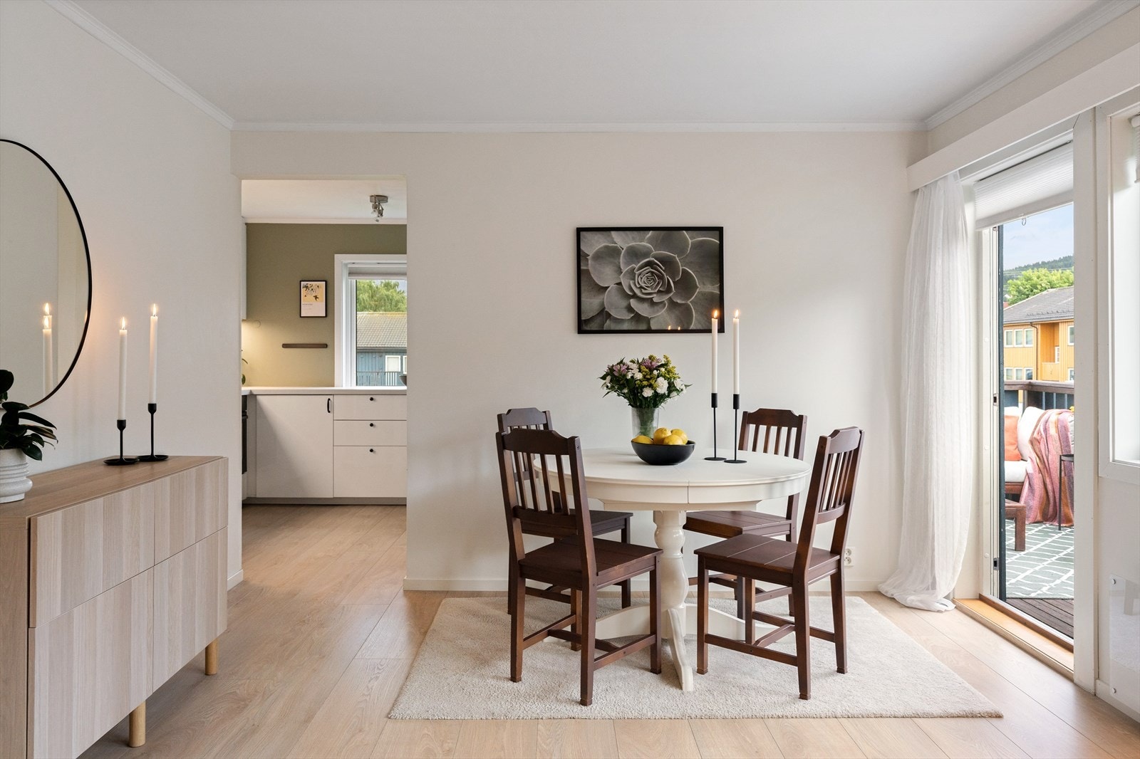 Spisegruppen faller naturlig inn mot kjøkkenet. Galleribilde