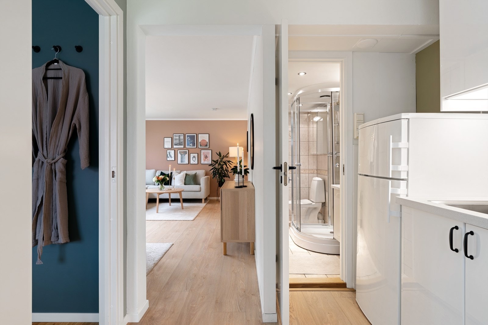 Fra kjøkkenet har man direkte tilgang til bad og soverom. Galleribilde