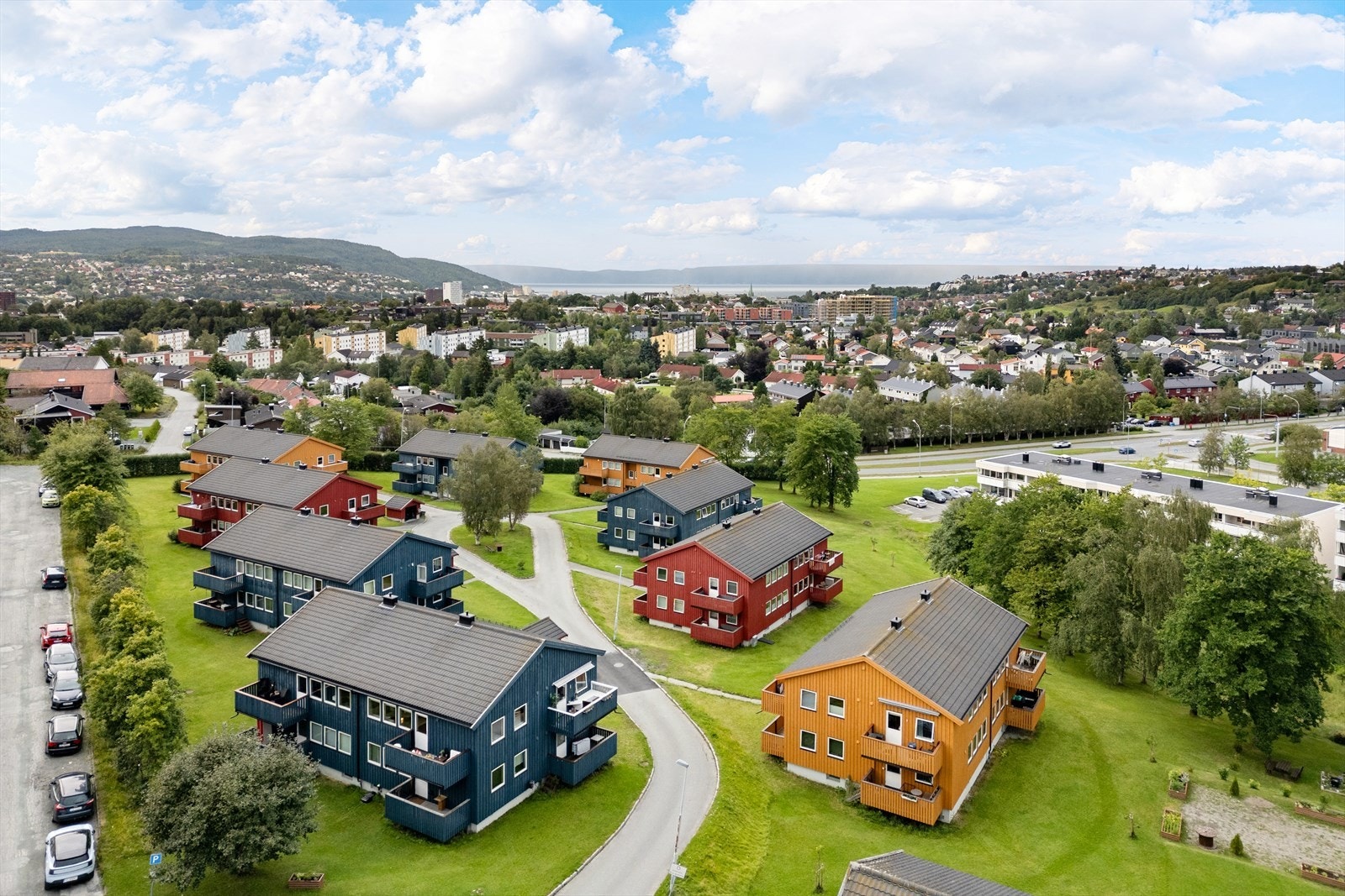 Leiligheten har en tilbaketrukket, men samtidig sentral beliggenhet med korte avstander til kollektiv transport, dagligvare og Trondheim sentrum. Galleribilde