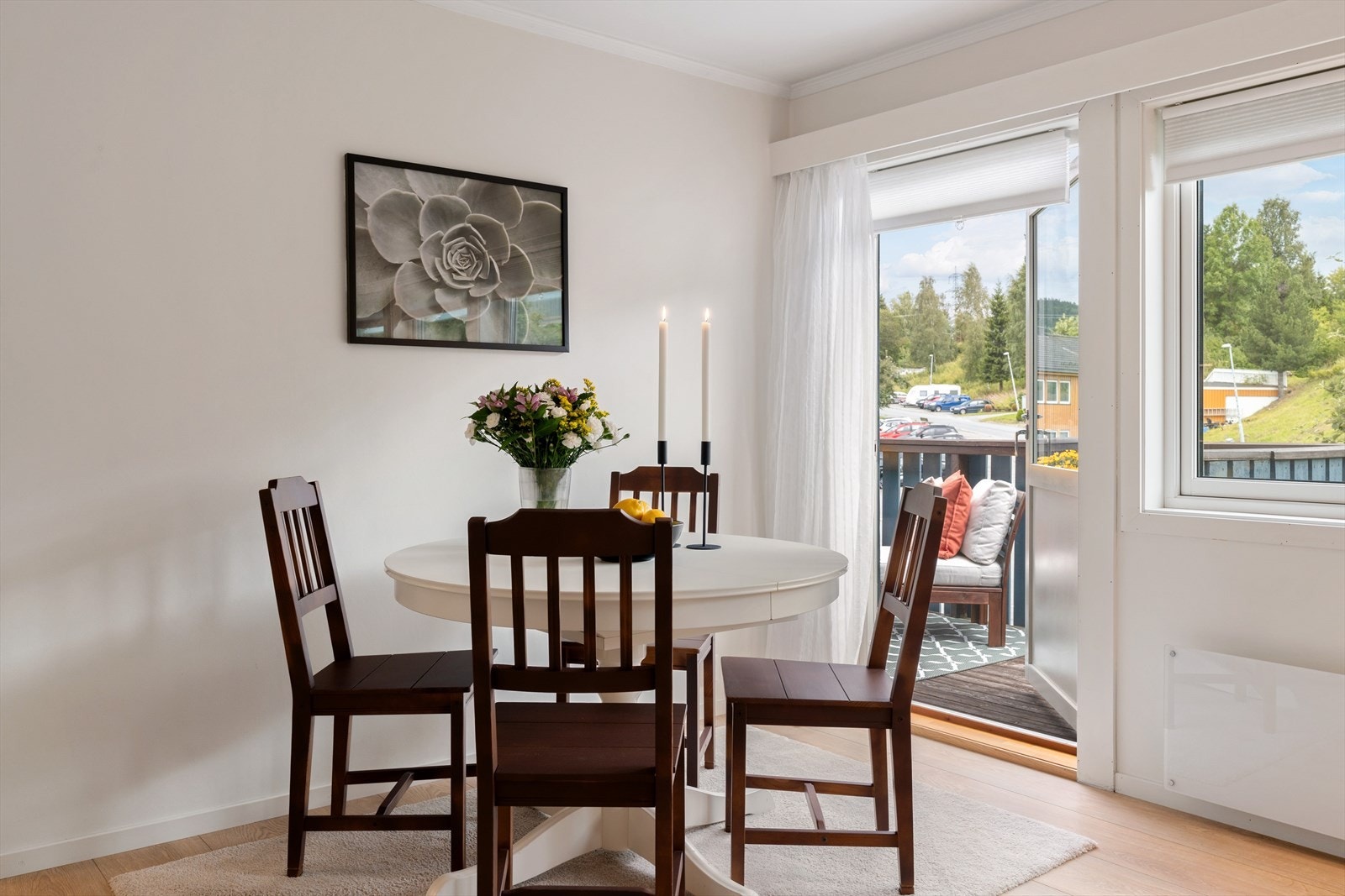 Med adkomst direkte ut fra stuen ligger det en herlig balkong med overbygg på ca. 6,9 m². Galleribilde