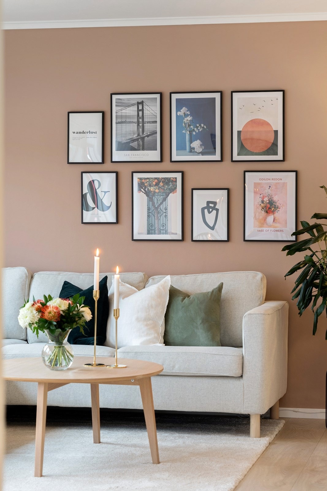 Området har svært gode kollektivforbindelser, med nærmeste bussholdeplass kun ca. 200 meter fra boligen. Dette gir enkel og effektiv tilgang til Trondheim sentrum og øvrige bydeler. Galleribilde