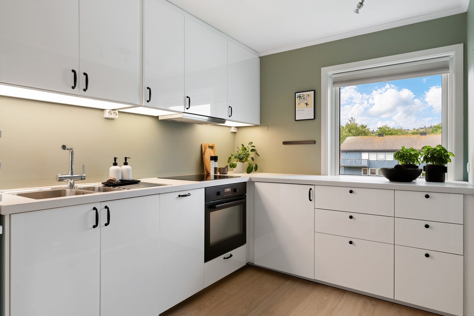 Integrerte hvitevarer som oppvaskmaskin, komfyr og platetopp vil medfølge handelen. Galleribilde