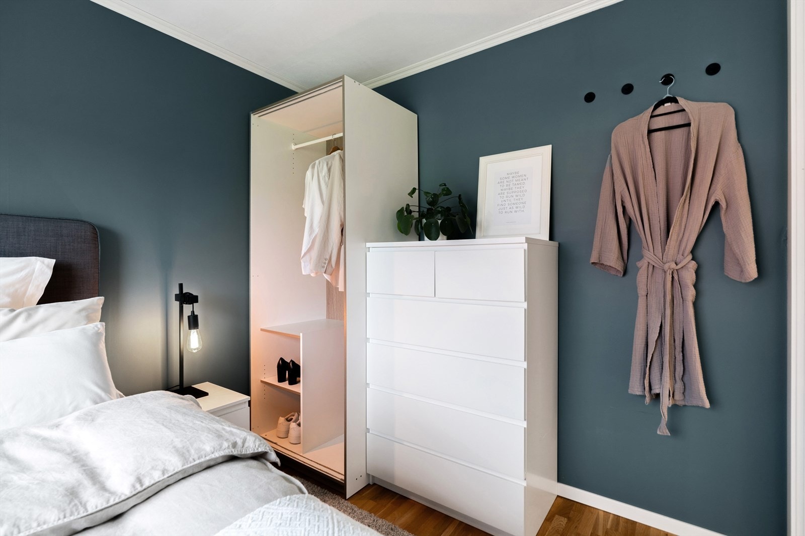 Soverommet har god plass til både klesskap og kommode. Galleribilde