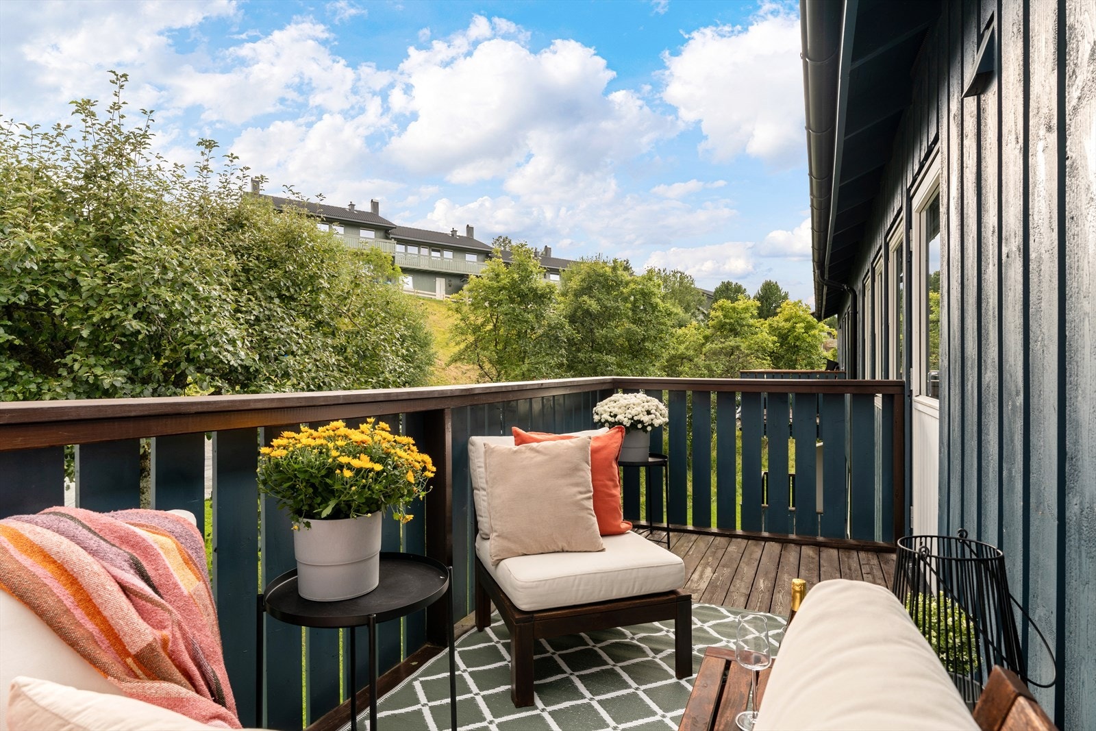 Solrik og sørvendt balkong på ca. 6,9 m². Galleribilde