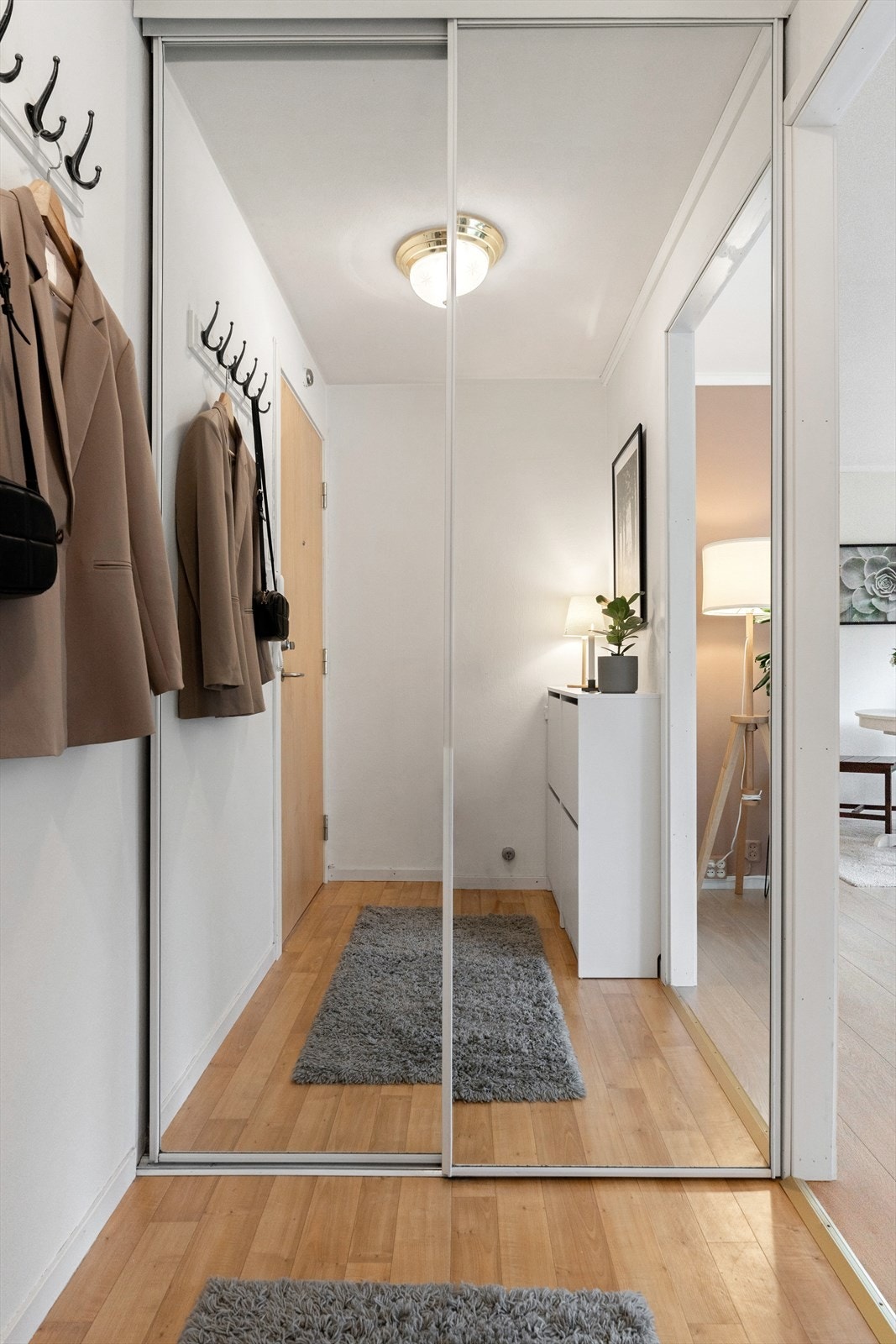 Her blir man ønsket velkommen inn til leilighetens entrè på ca. 3,4 m². Gangen har integrert skyvedørsgarderobe for oppbevaringsplass og klesheng. Galleribilde