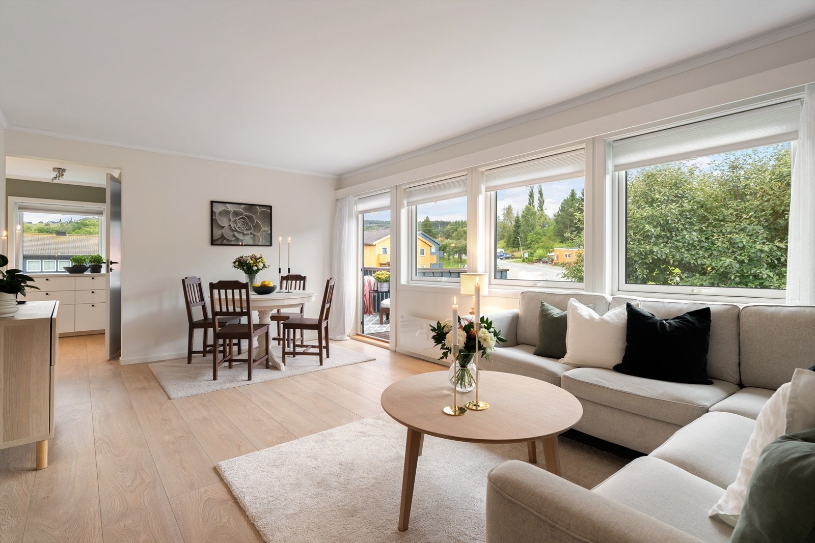 Stuen har store vindusflater, som bidrar til rikelig med naturlig lys i rommet. Galleribilde