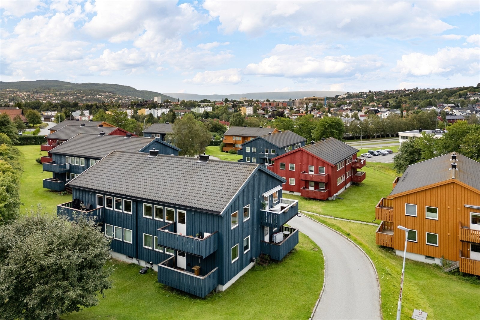 Det meste er inkludert i felleskostnadene som TV/internett, kommunale avgifter, oppsparing til fremtidig vedlikehold, betjening av fellesgjeld samt felles drift- og vedlikehold. Galleribilde