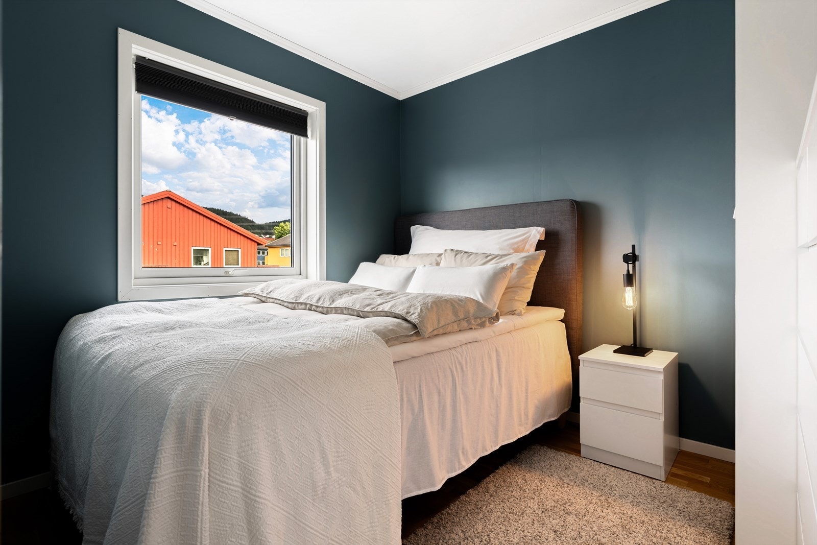 Soverom er på ca. 6,9 m² og har god plass til dobbeltseng. Galleribilde