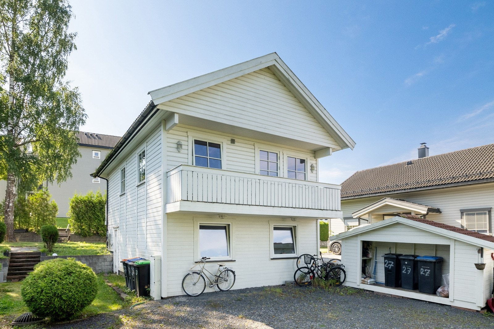 Boligen ligger i et barnevennlig og etablert boligområde i Ottestad. Galleribilde