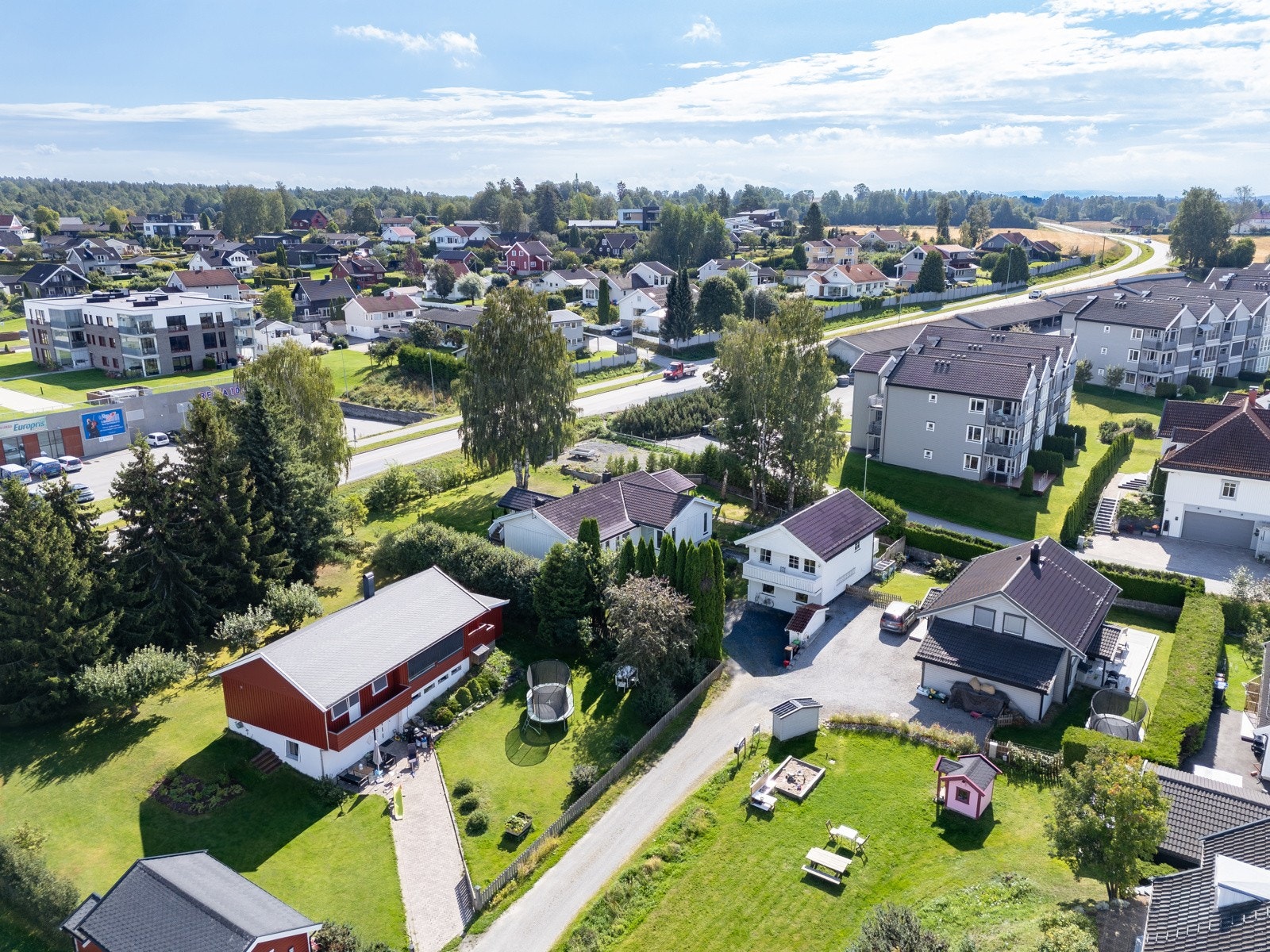 Det er kort vei til både Hamar og Stange sentrum, samt gode pendlermuligheter via E6. Galleribilde