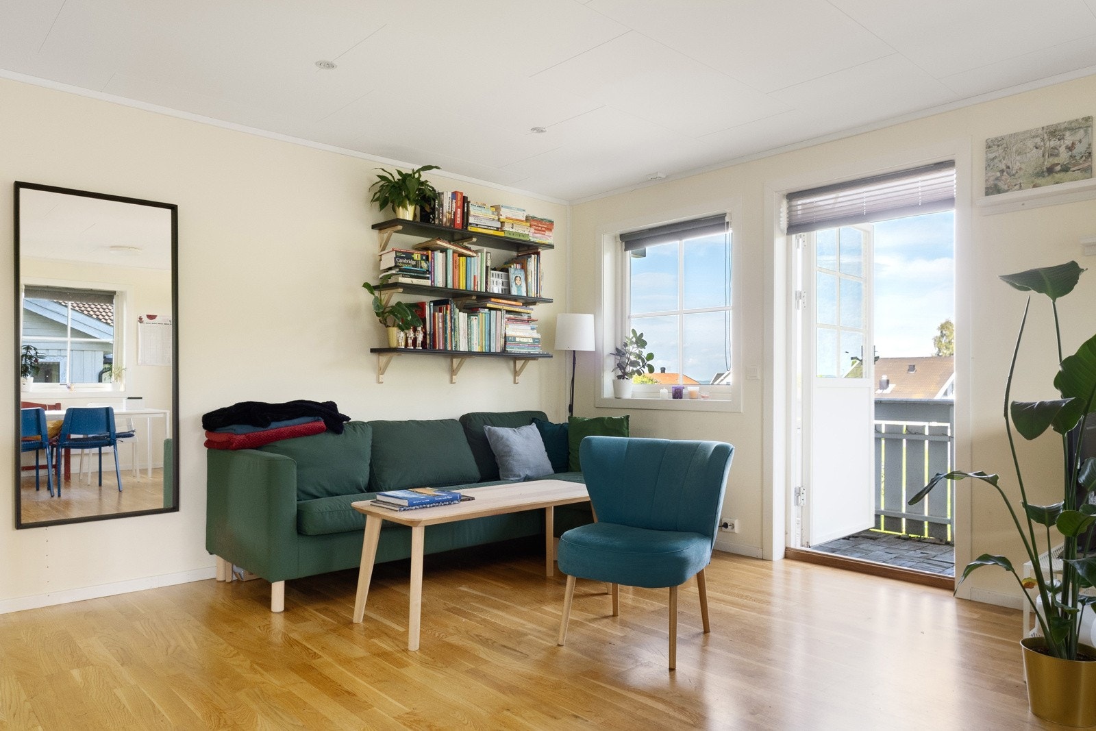 Fra stuen er det utgang til balkong. Galleribilde