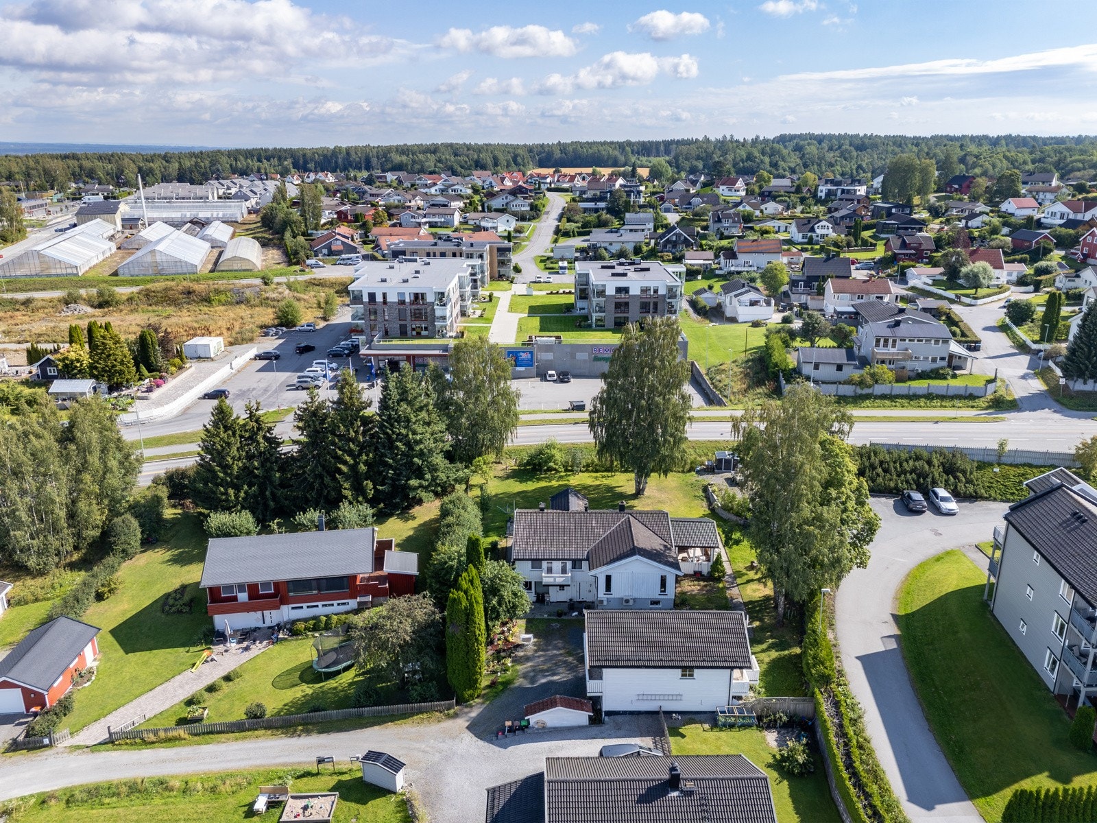 Området byr på flotte turmuligheter i nærområdet og nærheten til Mjøsa gjør det enkelt å kombinere hverdagslivet med friluftsaktiviteter. Galleribilde