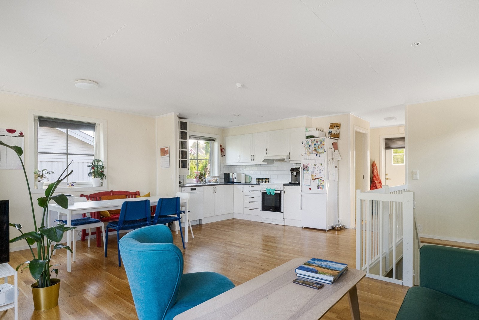 Hovedplan har åpen løsning mellom kjøkken og stue. Galleribilde